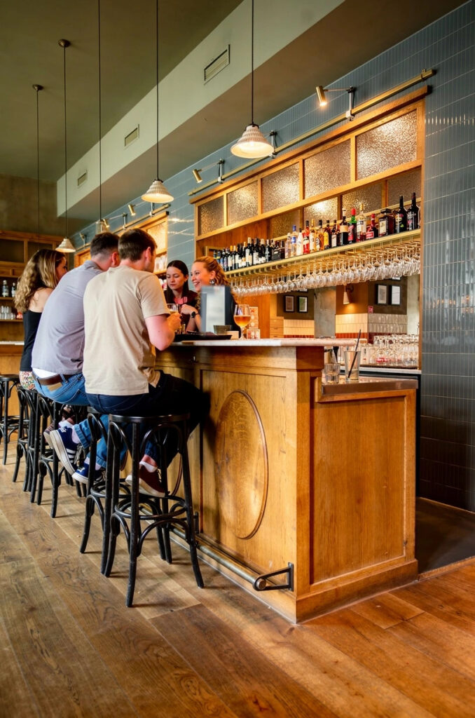 Bar van Loetje Leiden met gasten