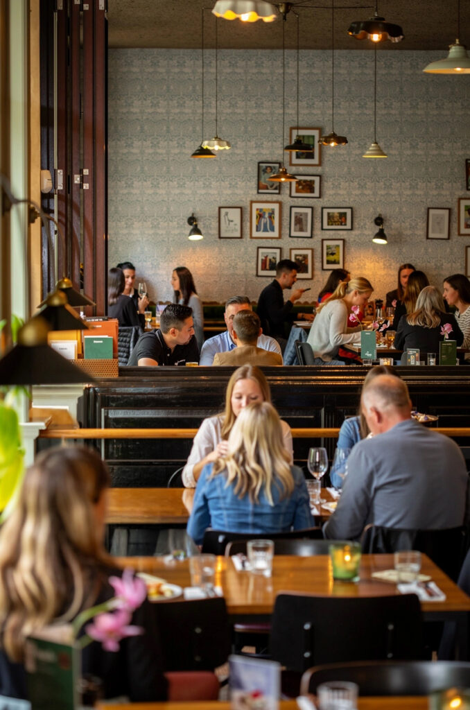 Interieur van Loetje Leiden met gasten in het restaurant
