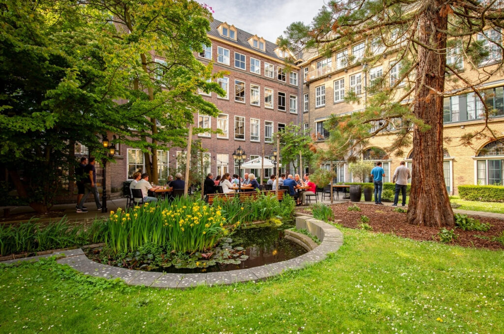 Binnen terras van Loetje Leiden