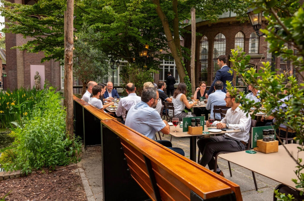 Binnen terras van Loetje Leiden