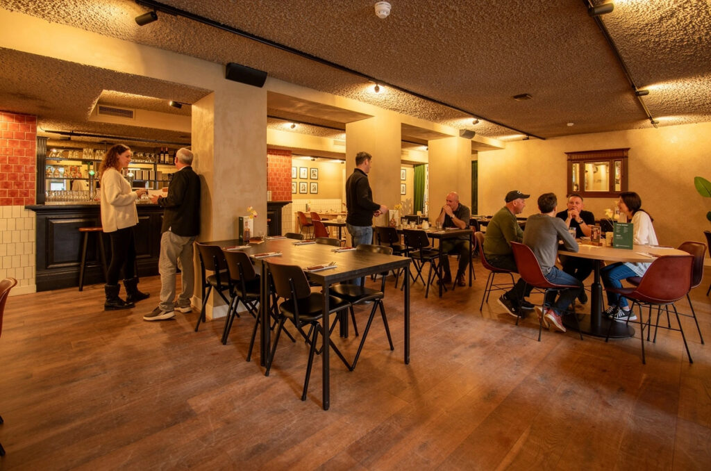 Restaurantgedeelte van Loetje Leiden met gasten
