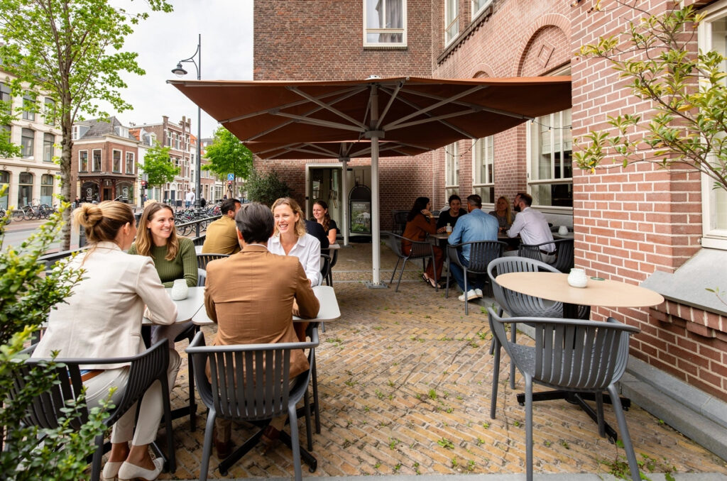 Gasten op het terras van Loetje Leiden aan de straatzijde.