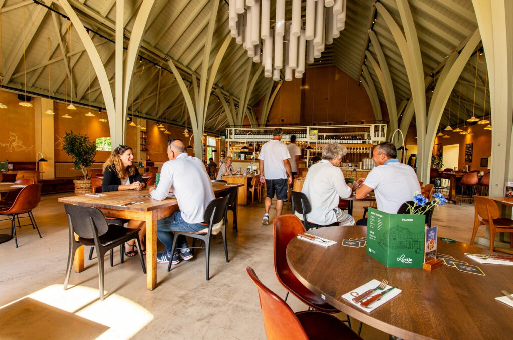 Restaurantgedeelte van Loetje Houten met gasten
