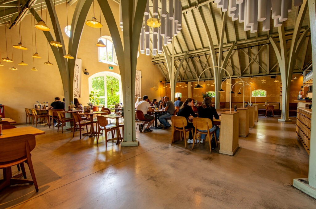 Interieur van Loetje Houten met gasten in het restaurant