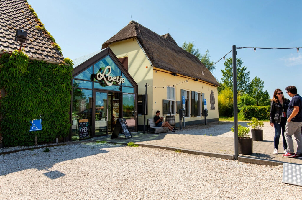 Entree en terras van Loetje Houten