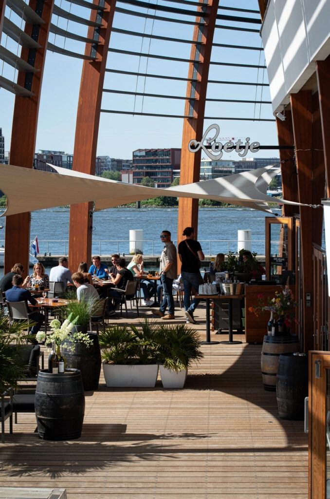 Terras aan het water van Loetje aan ’t IJ in Amsterdam