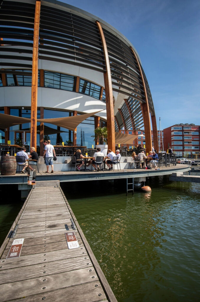 Terras aan het water van Loetje aan ’t IJ in Amsterdam