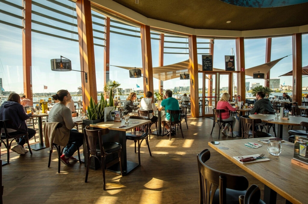 Restaurantgedeelte van Loetje Amsterdam aan 't IJ met gasten