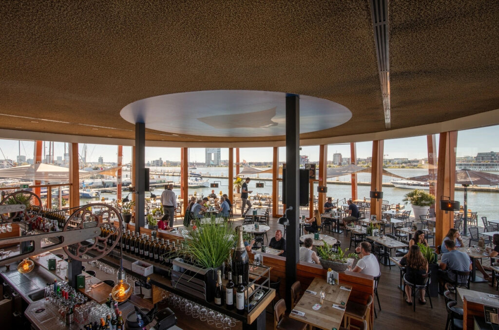 Restaurantgedeelte van Loetje Amsterdam aan 't IJ met gasten
