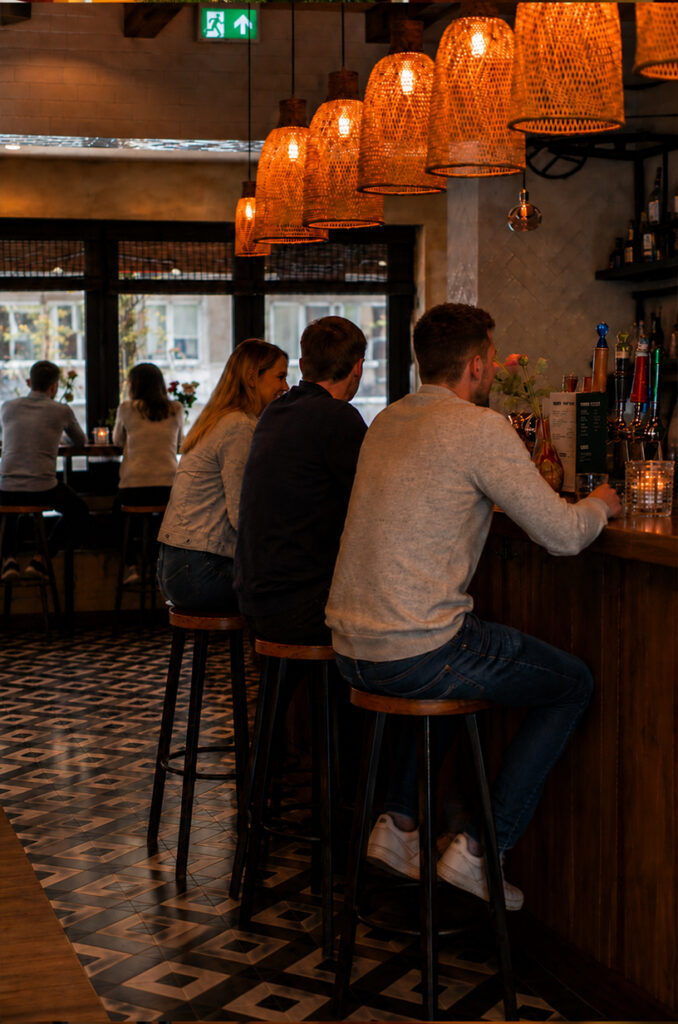 Bar van Loetje Amsterdam de Pijp met gasten