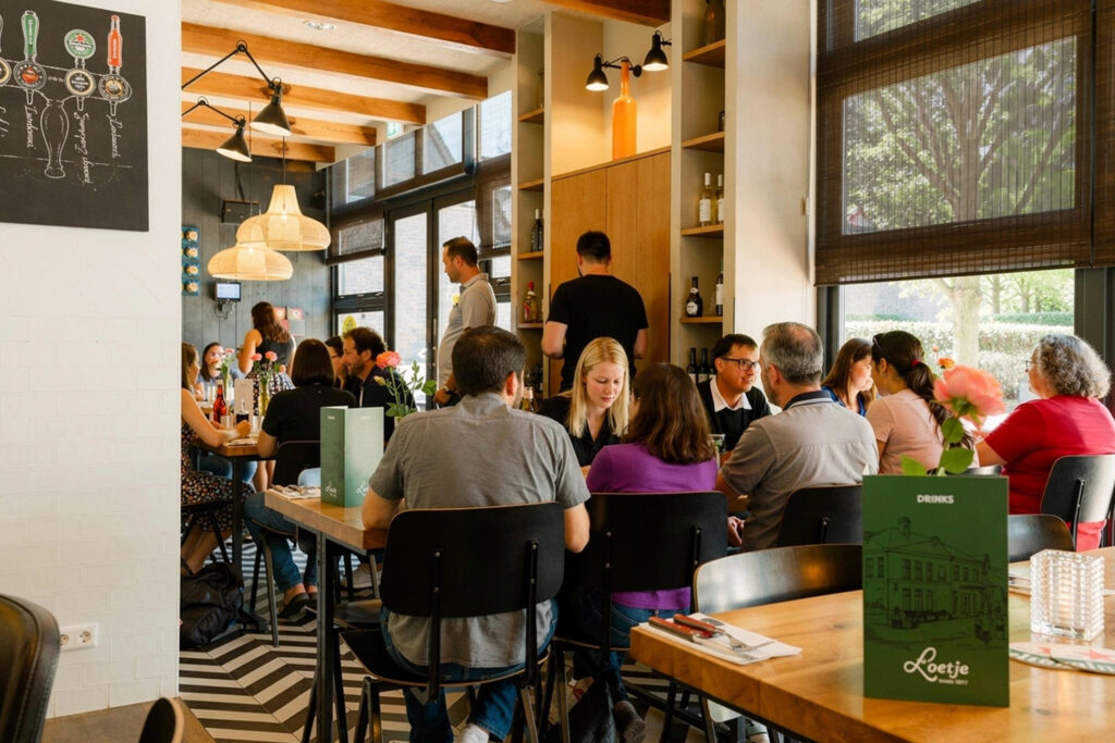 Restaurantgedeelte van Loetje Amsterdam de Pijp met gasten