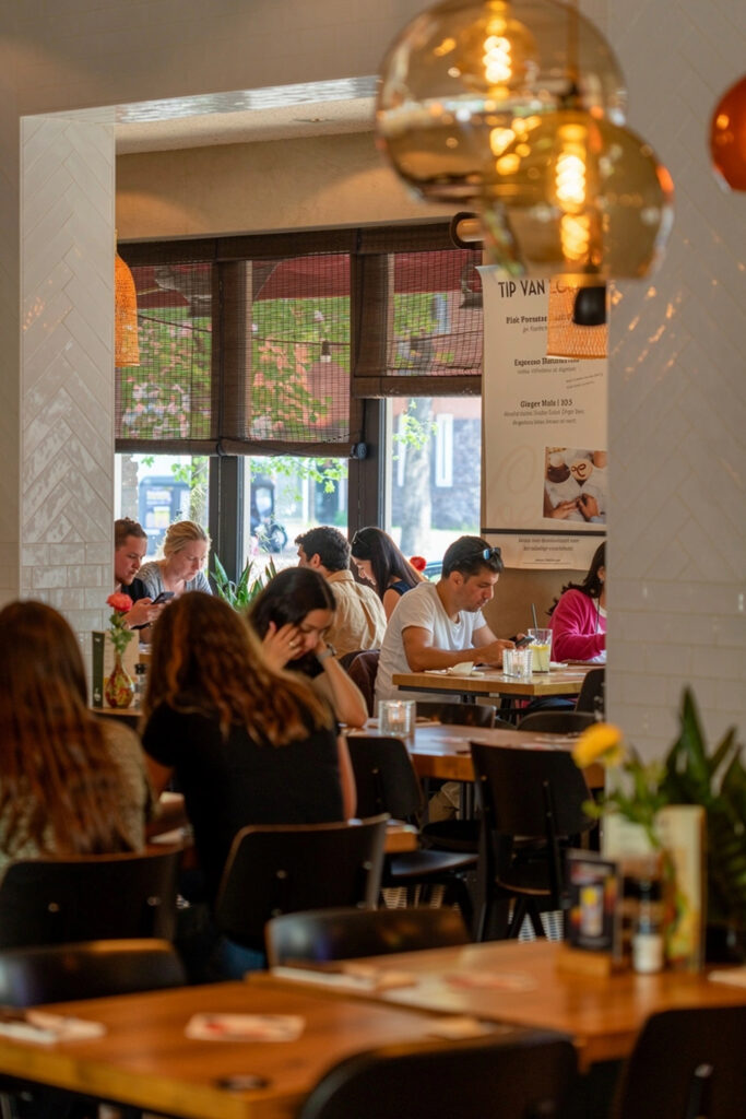 Restaurantgedeelte van Loetje Amsterdam de Pijp met gasten