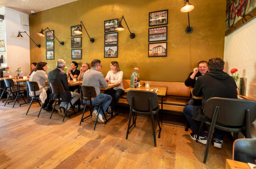 Restaurantgedeelte van Loetje Amsterdam de Pijp met gasten