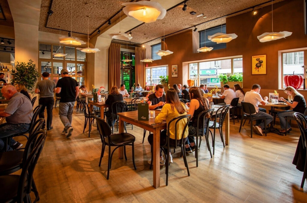 Restaurantgedeelte van Loetje Zeist met gasten