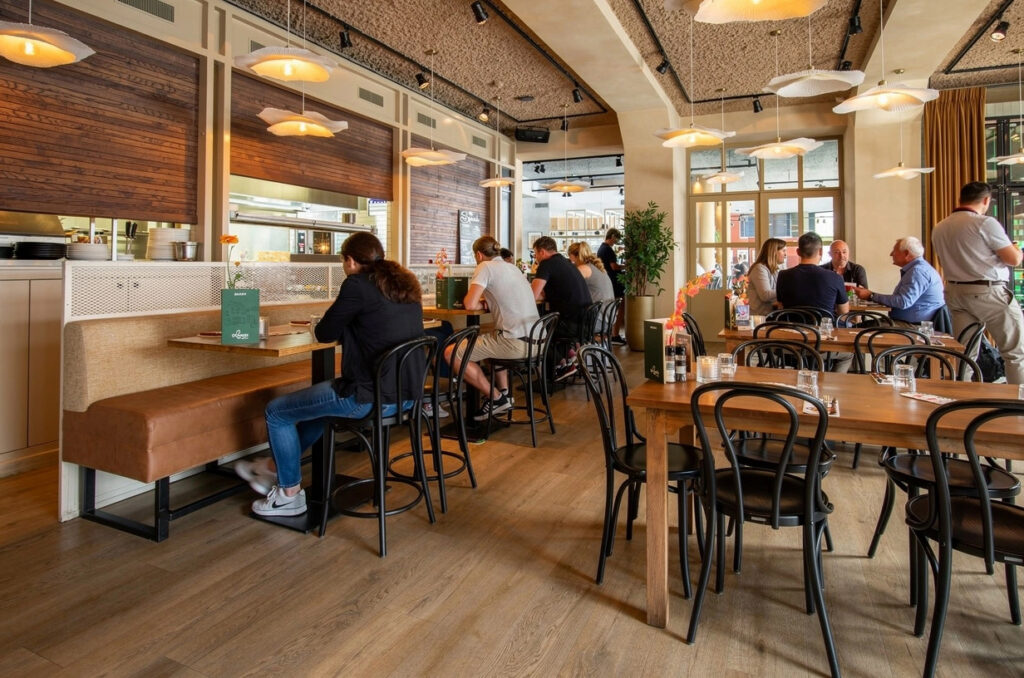 Restaurantgedeelte van Loetje Zeist met gasten