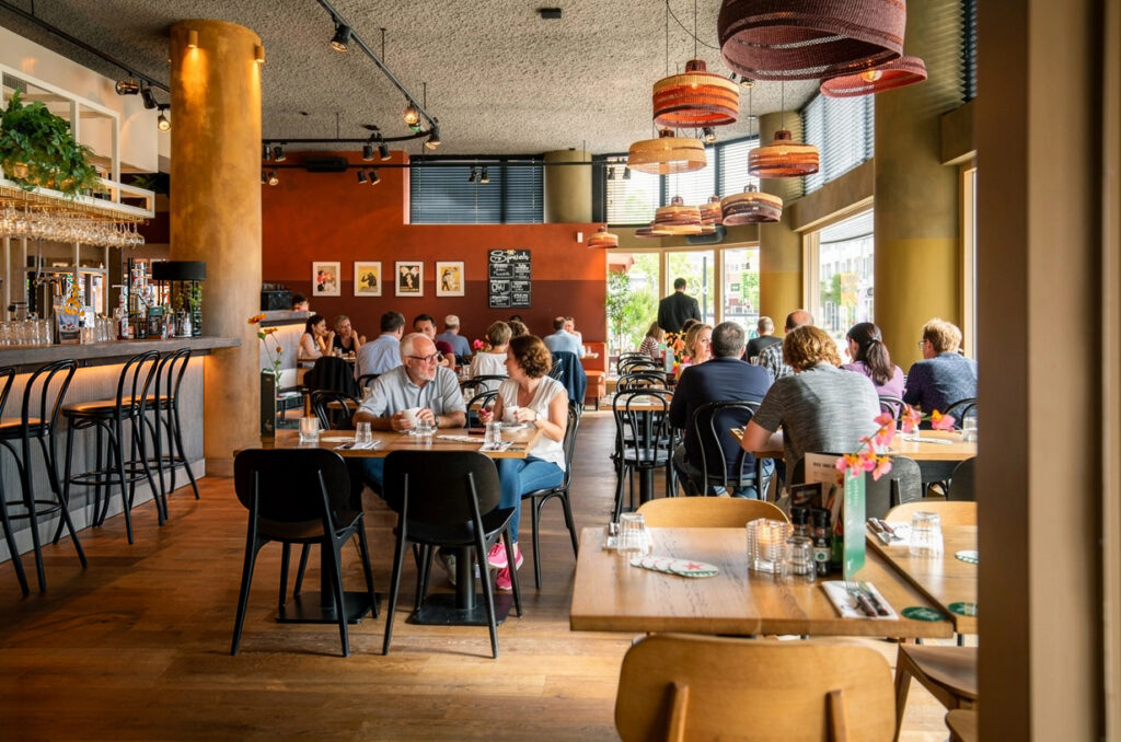 Restaurantgedeelte van Loetje Zeist met gasten