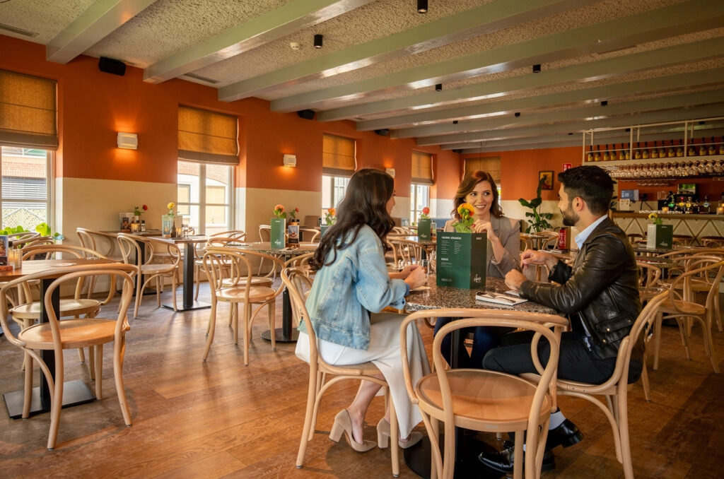 Drie gasten aan tafel in het sfeervolle restaurant van Loetje Breukelen.