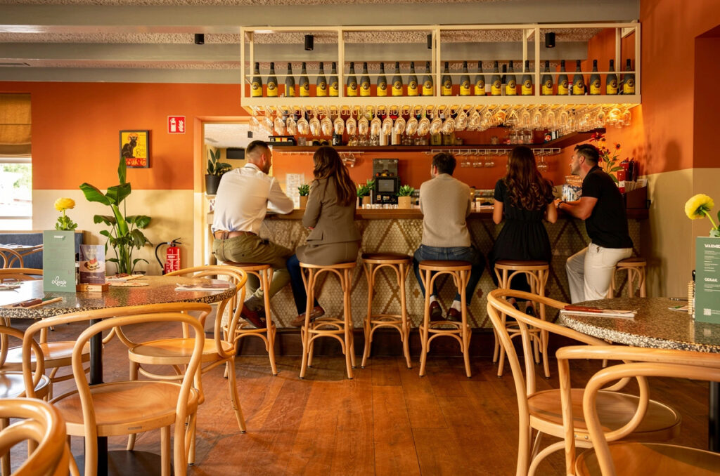 Gasten aan de bar van Loetje Breukelen in het warme, kleurrijke interieur.