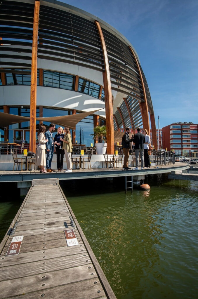 Terras van Loetje aan ’t IJ aan het water met gasten.