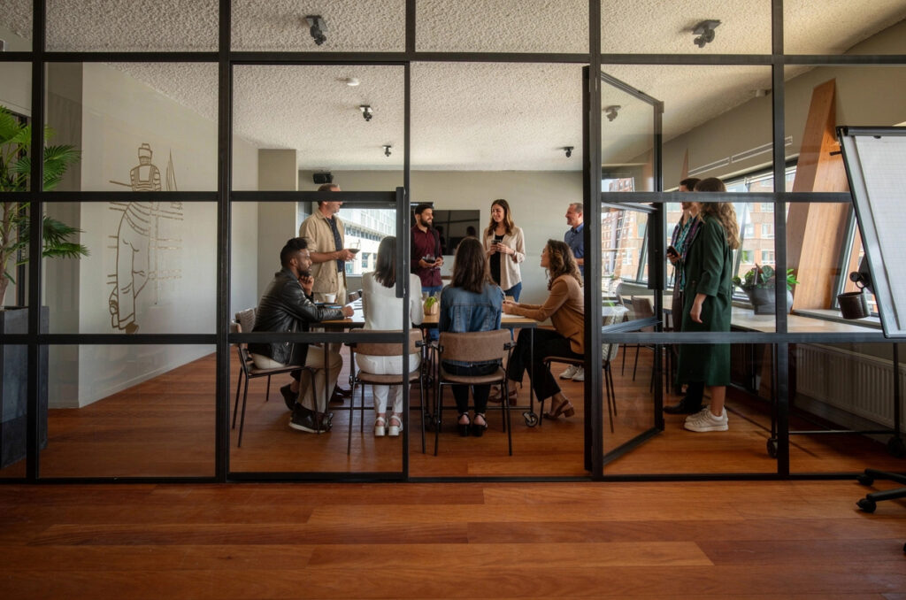 Vergaderruimte van Loetje aan ’t IJ met een groep mensen rond de tafel.