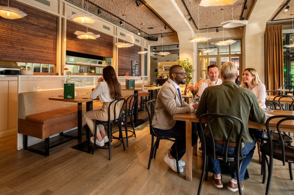 Gasten aan tafel in het warme en sfeervolle interieur van Loetje Zeist.