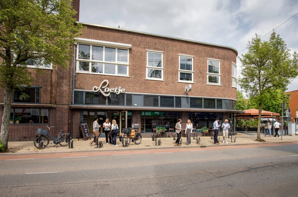 Voorgevel van Loetje Zeist met entree en terras.