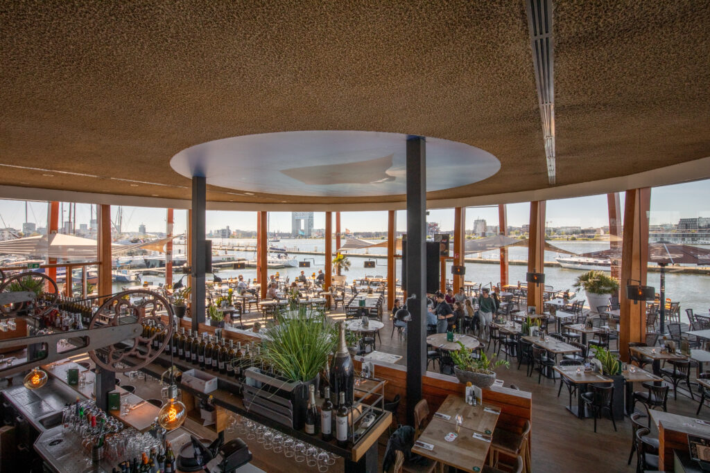 Interieur van Loetje aan ’t IJ met uitzicht over de jachthaven.