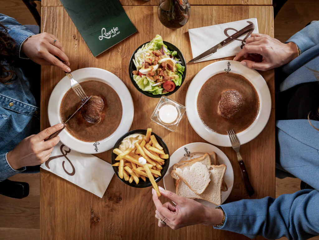 Loetje AH Lunchdeal met biefstuk, friet, brood en salade