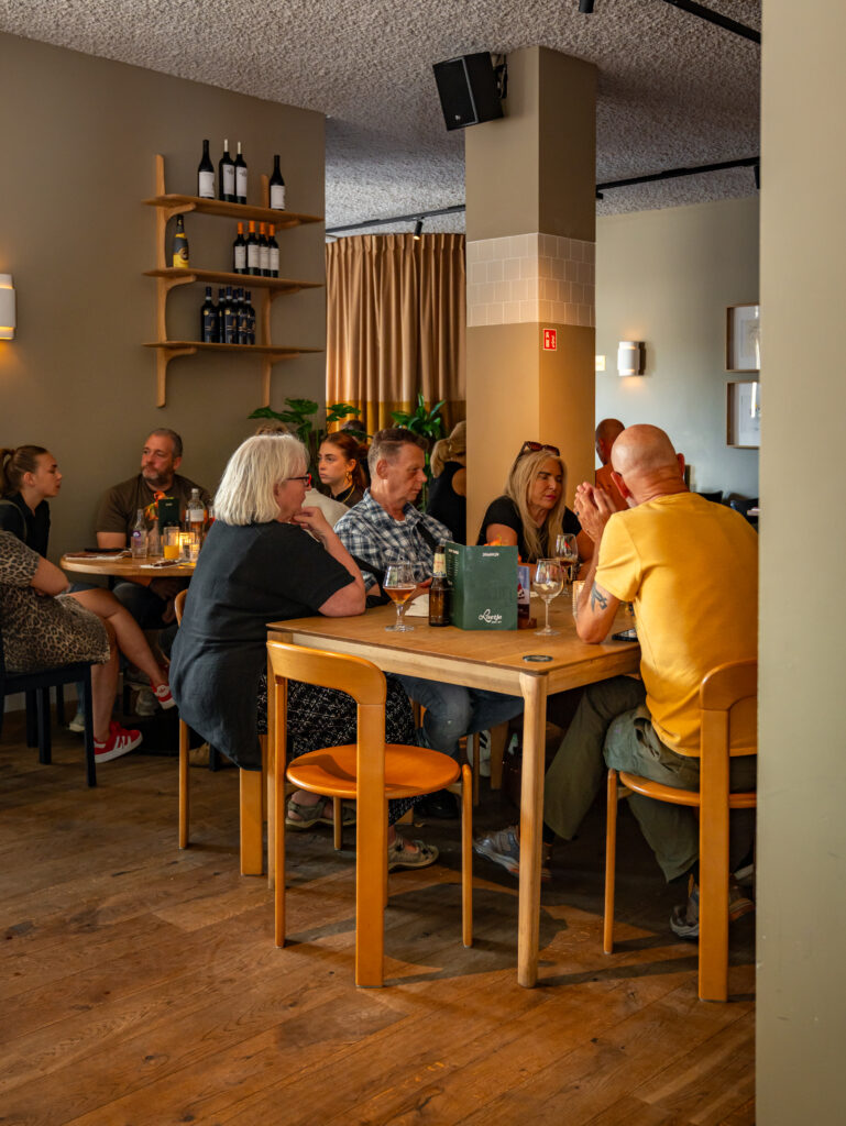 Restaurantgedeelte van Loetje Haarlem met gasten