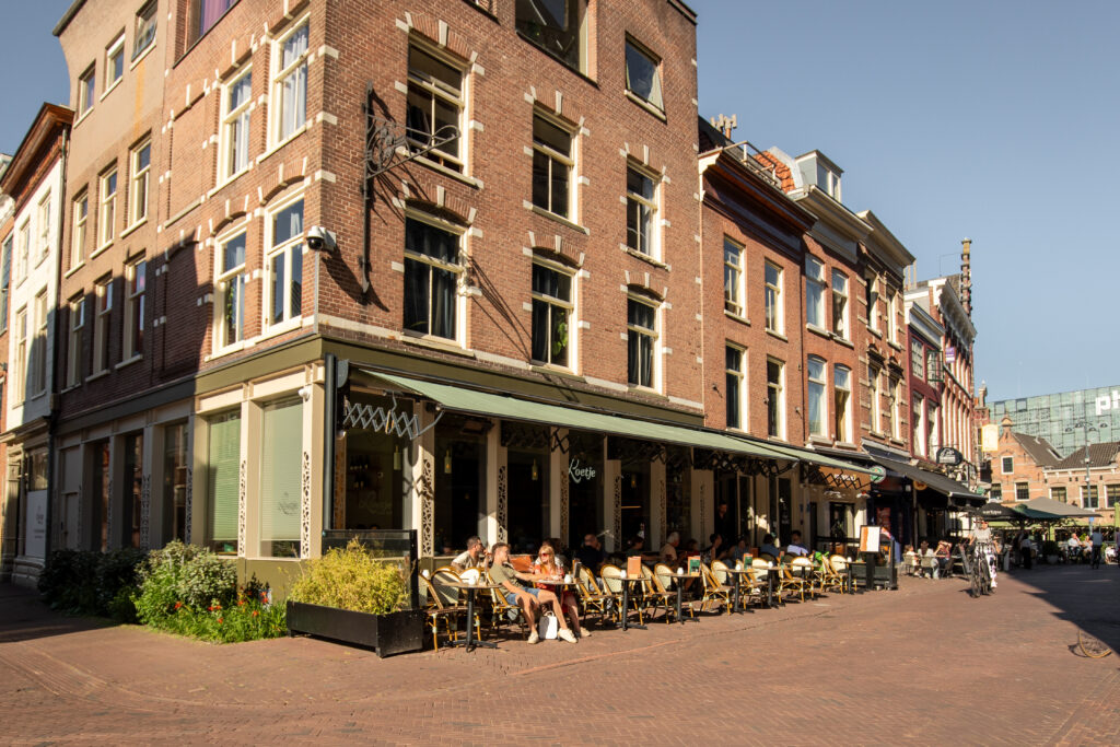 Entree en terras van Loetje Haarlem