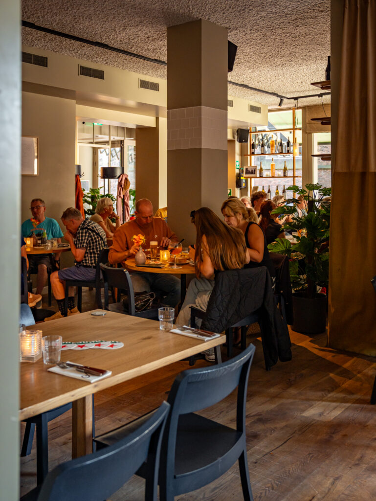 Restaurantgedeelte van Loetje Haarlem met gasten