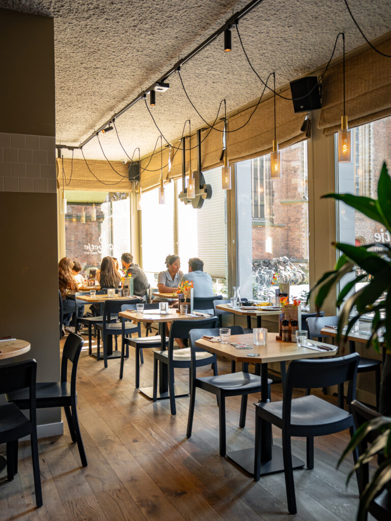 Interieur van Loetje Haarlem met gasten in het restaurant
