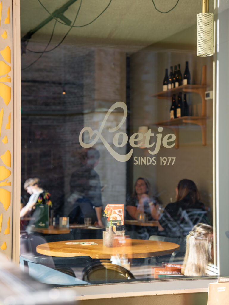 Interieur van Loetje Haarlem gezien door het raam
