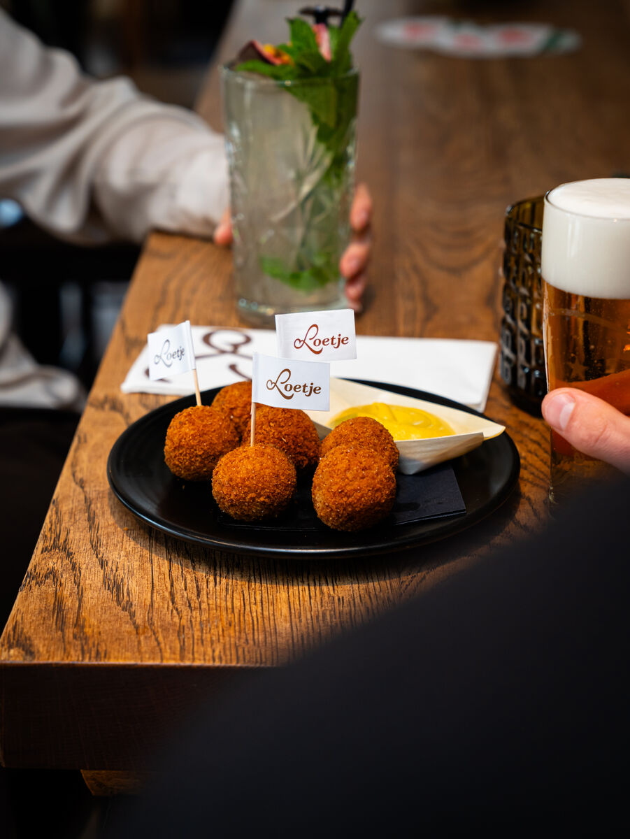 Bitterballen en drankjes tijdens een bedrijfsborrel bij Loetje