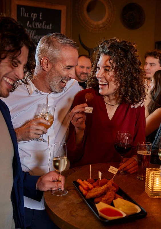 Collega’s tijdens een bedrijfsborrel bij Loetje met hapjes en drankjes