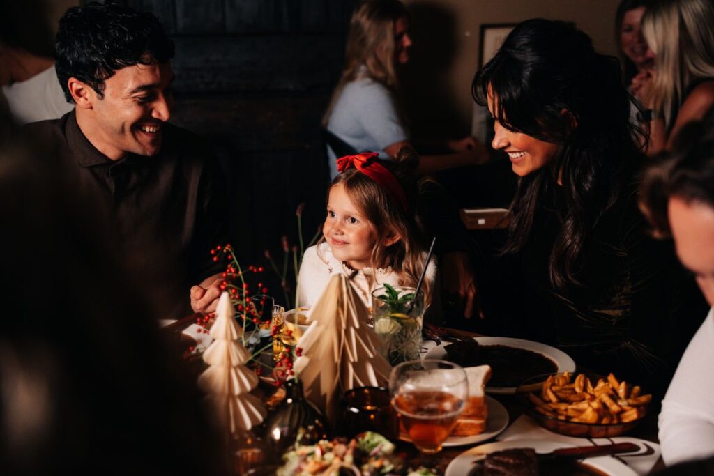 Gezin geniet samen van een feestelijk kerstdiner bij Loetje.