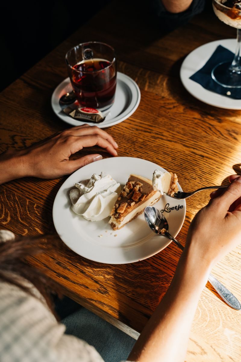 Stroopwafel cheesecake van Loetje met slagroom op tafel.