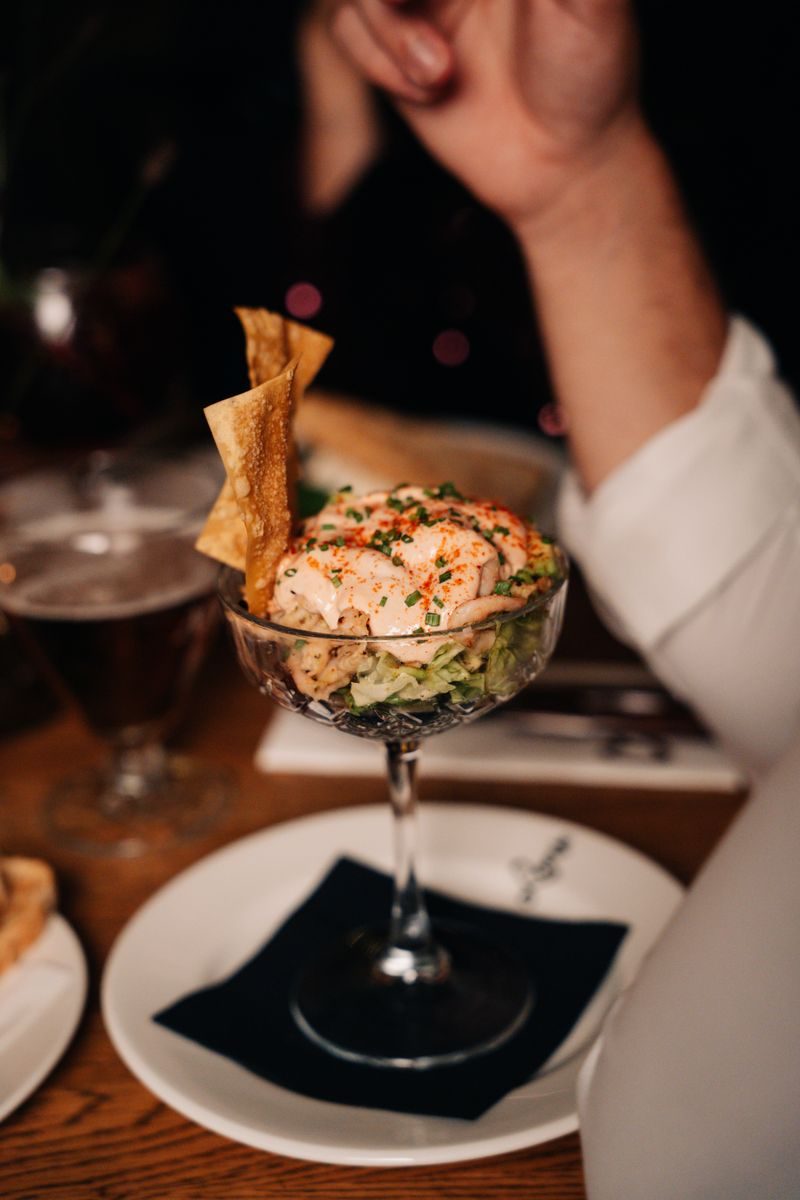 Garnalencocktail met garnalen, sla en krokante toast, kerstspecial bij Loetje.