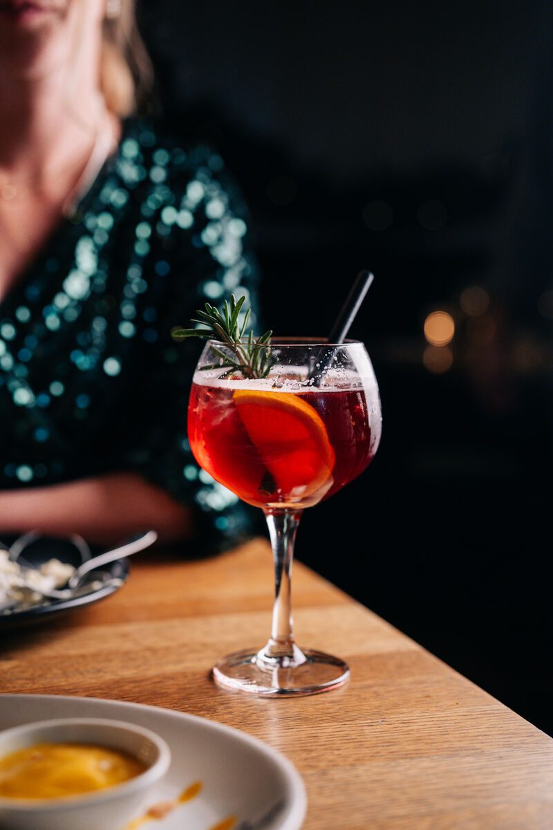 Glühwein Spritz met sinaasappel en rozemarijn, kerstspecial bij Loetje.